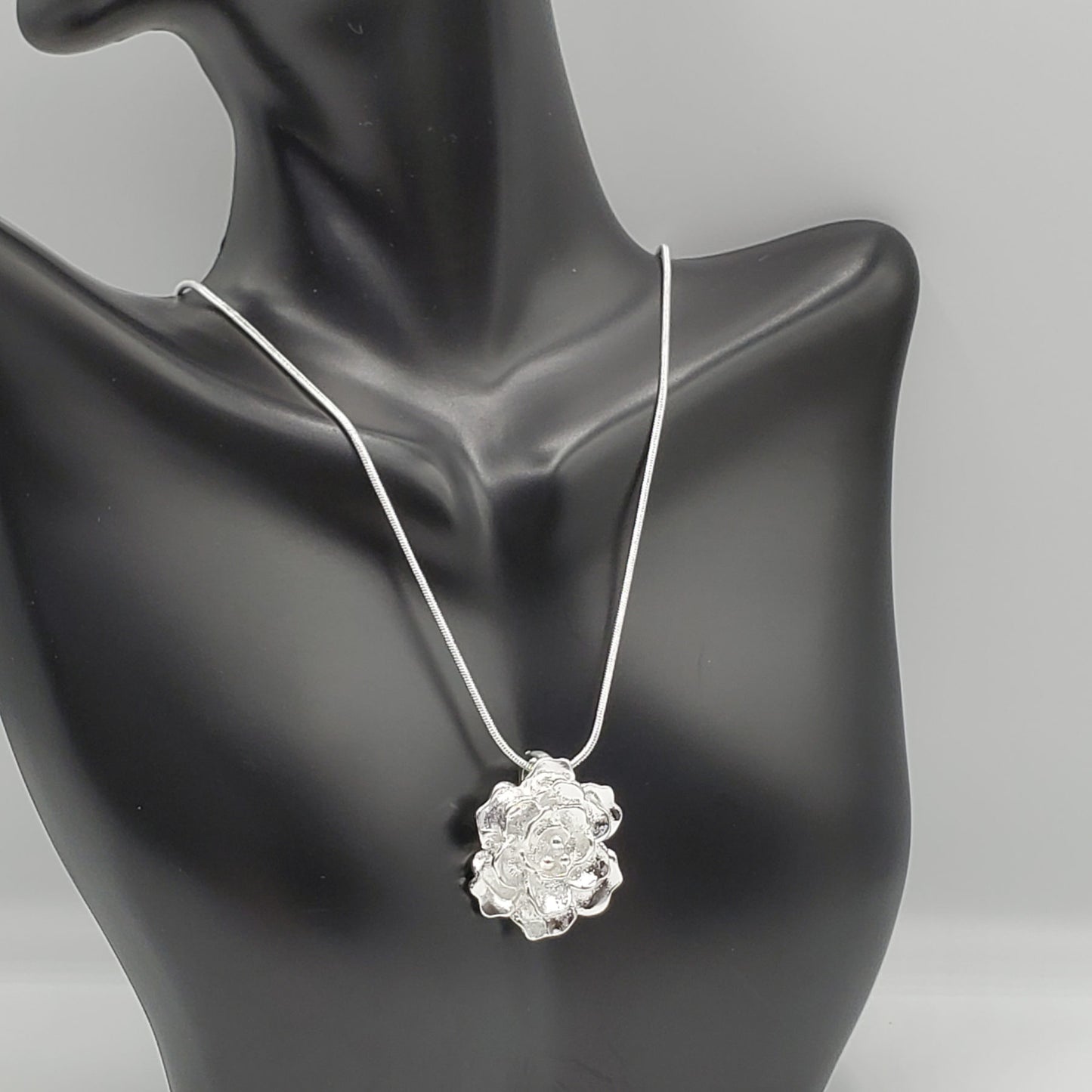 .925 Sterling Silver Hawaiian Style Flower 18" Necklace