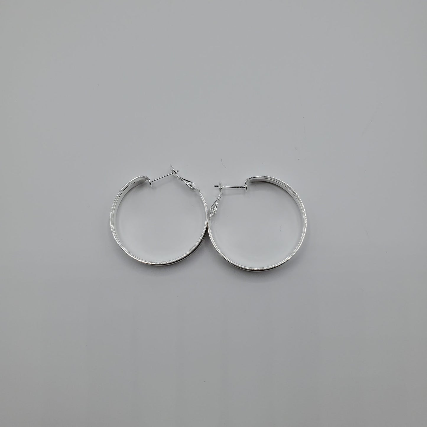 .925 Sterling Silver 3.5mm Round Hoop Earrings.