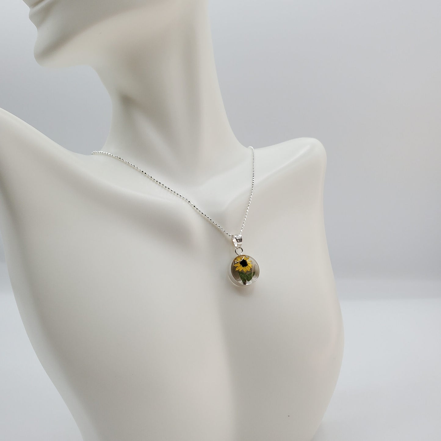 12mm round resin pendant with sunflowers