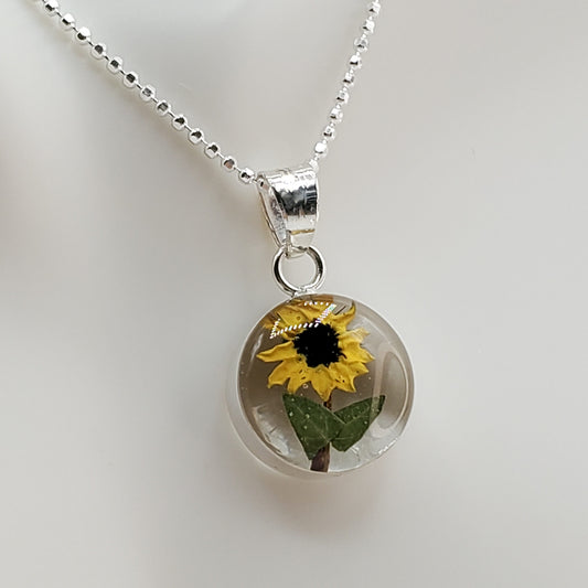 12mm round resin pendant with sunflowers