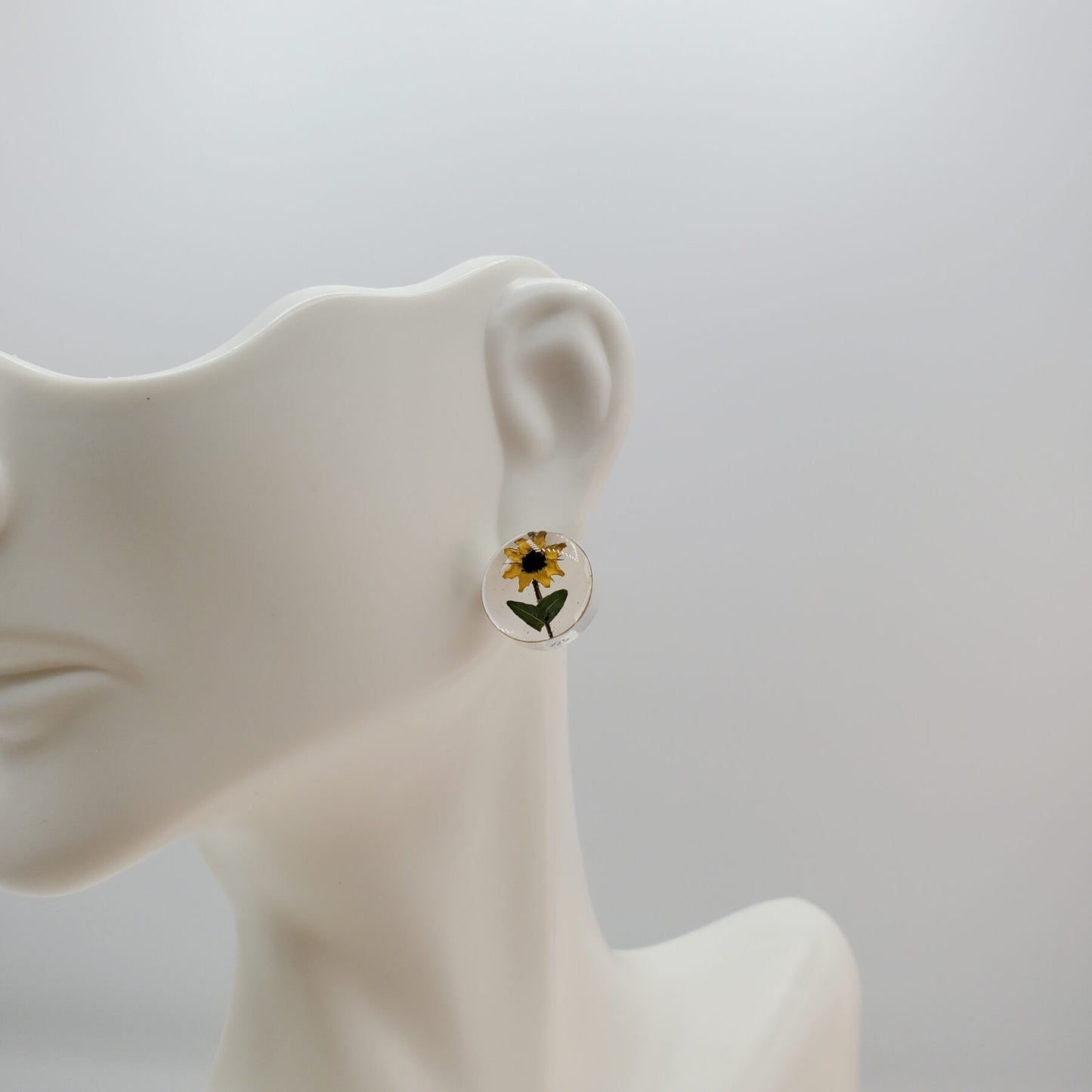 Round resin sunflower stud earrings