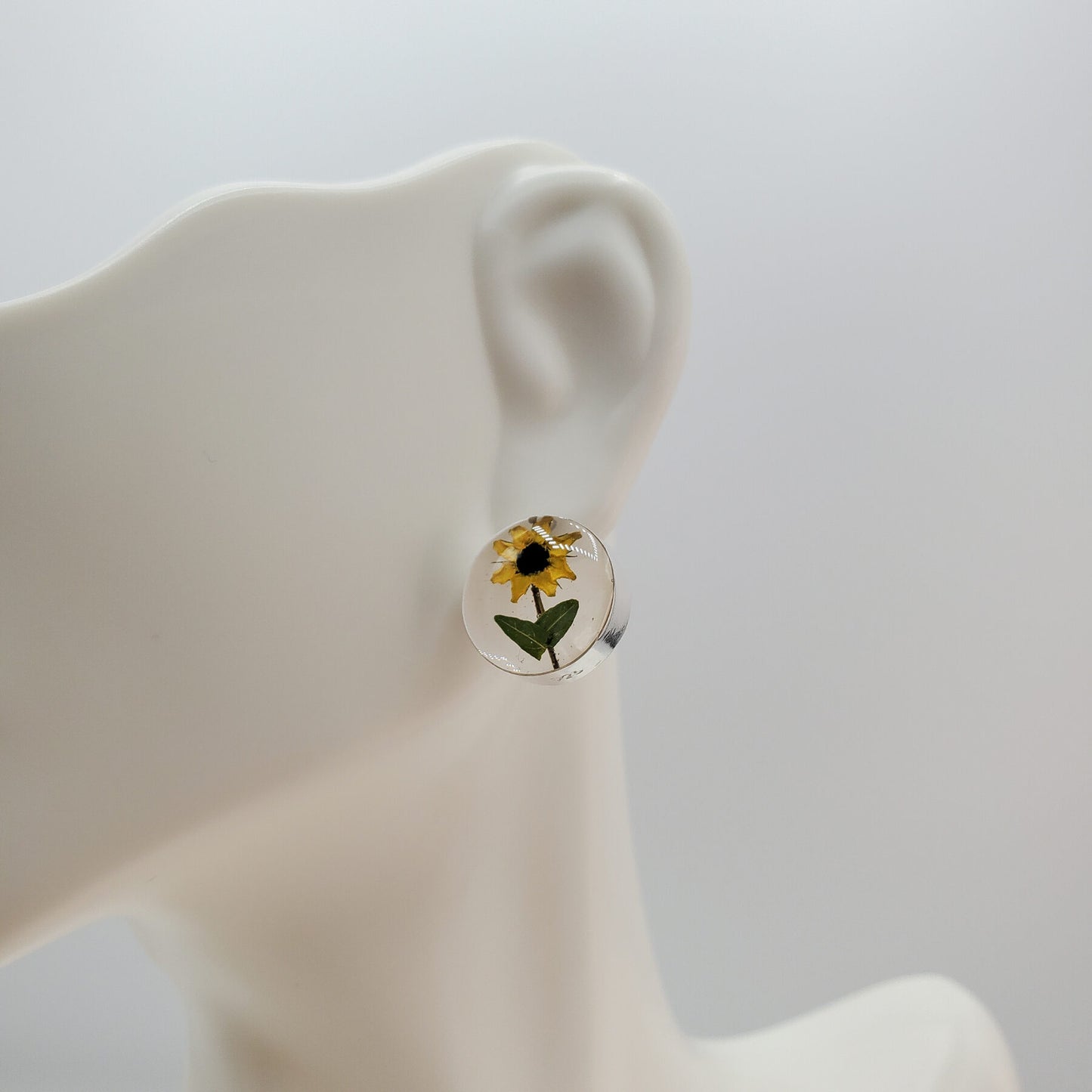 Round resin sunflower stud earrings